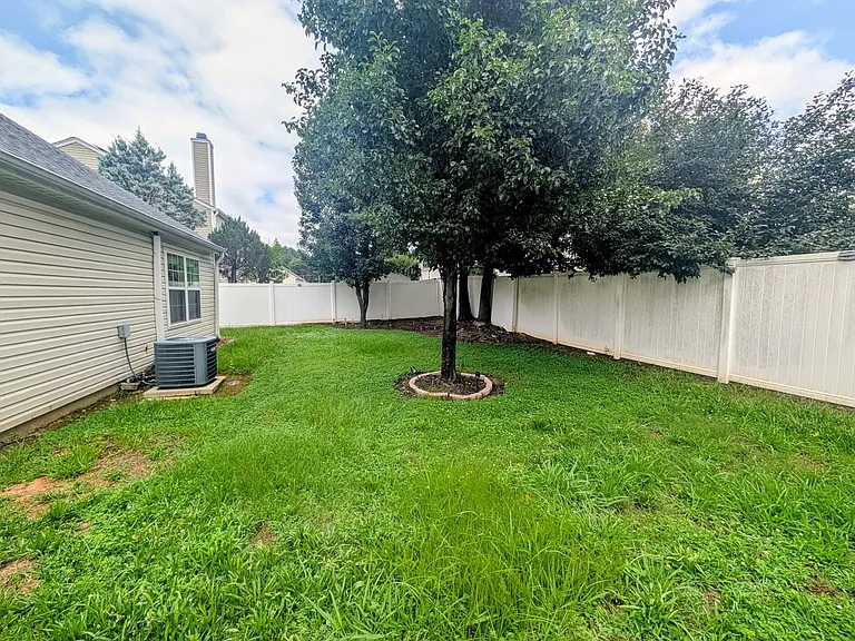 404 Commons Dr — Photo 16