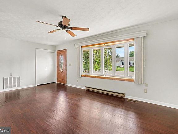 4th image of 909 Spring Cir