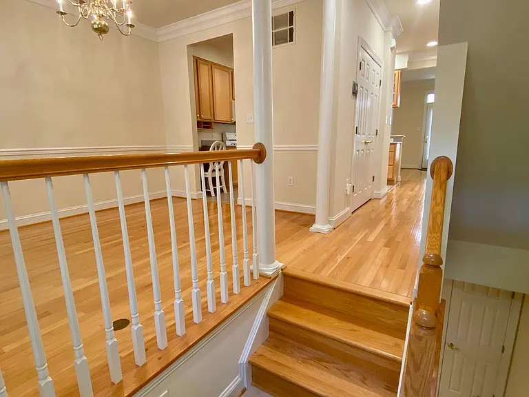2621 Fairfax Dr — Photo 2