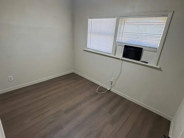 707 W James St — Photo 4