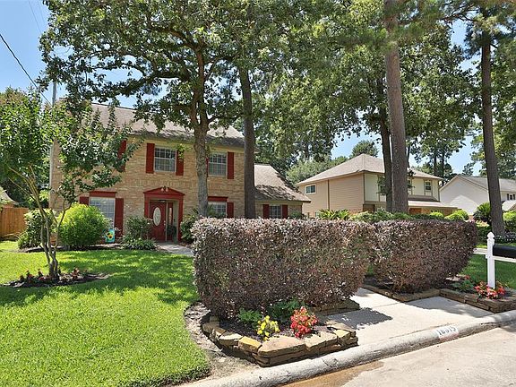 Pretty landscaping even down to the mailbox!