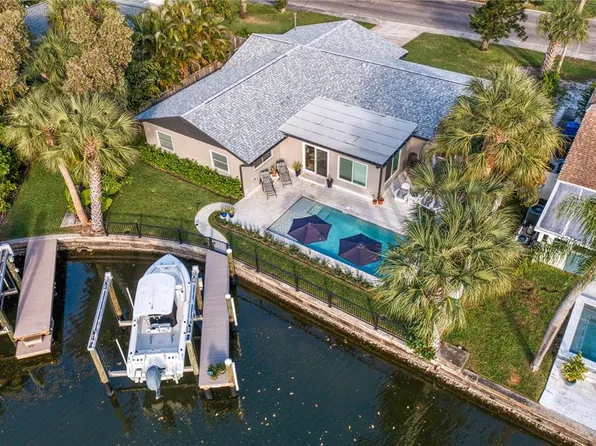 3980 Shore Acres Blvd NE, Saint Petersburg, FL 33703
