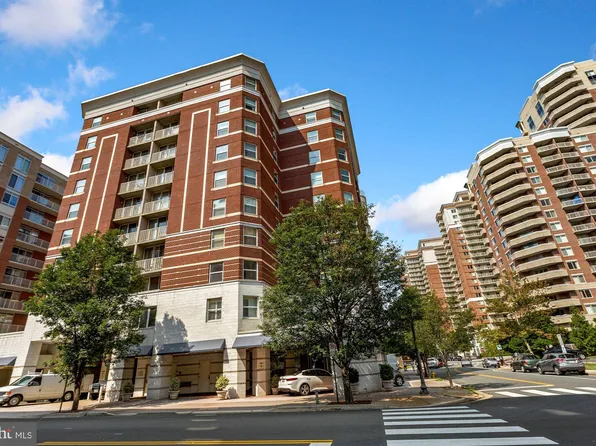 880 N Pollard St APT 304, Arlington, VA 22203