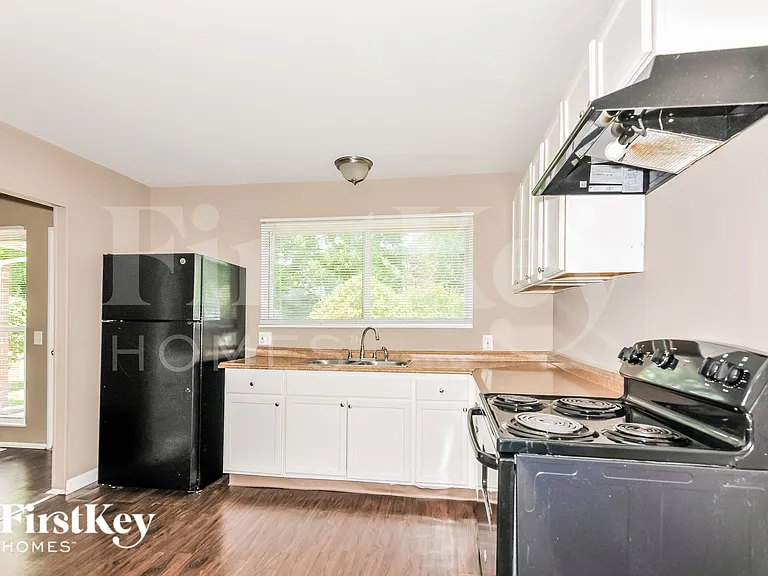2415 Greenbriar Dr — Photo 5