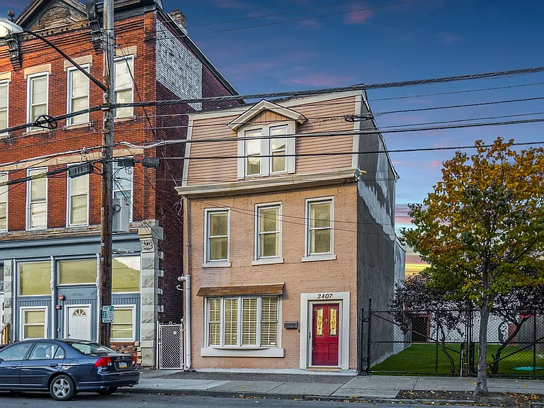 2407 Sarah St — Photo 1
