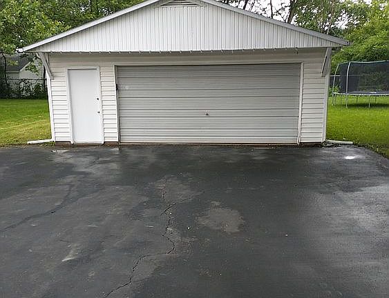 2.5 detached garage 