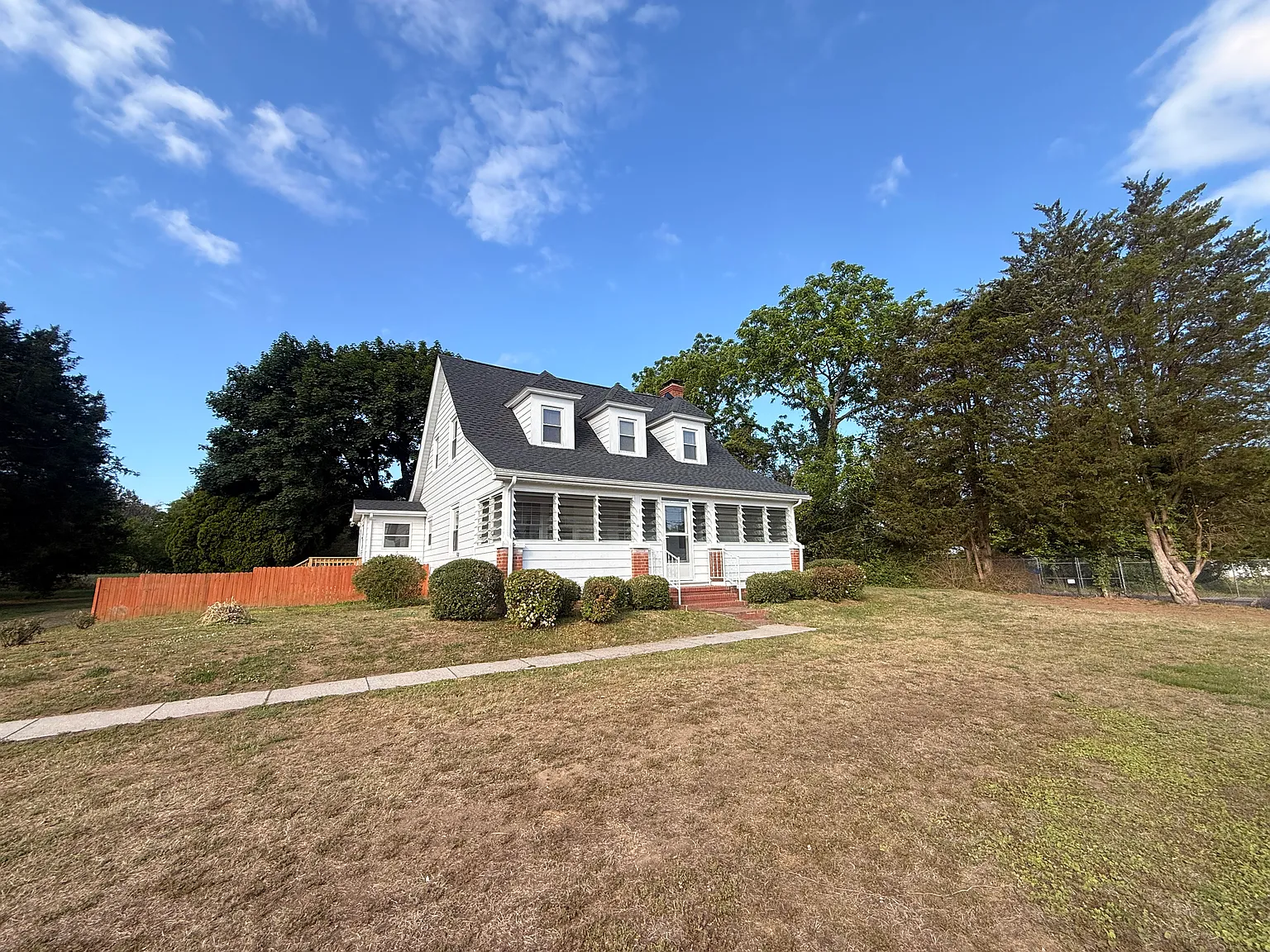 3 bed, 1.5 bath, 1460 sqft, $1,600 — Photo 2