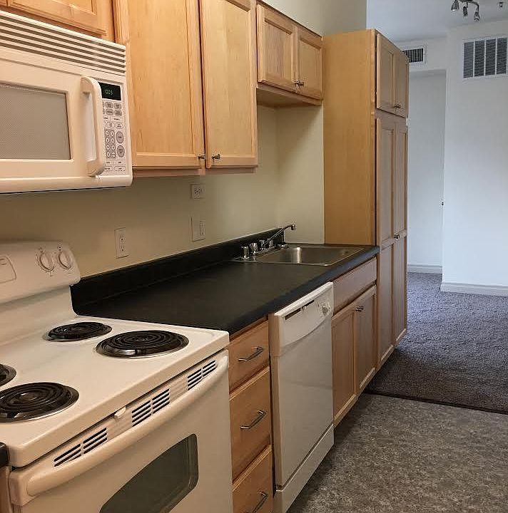 2nd image of 825 W Spruce St APT 302