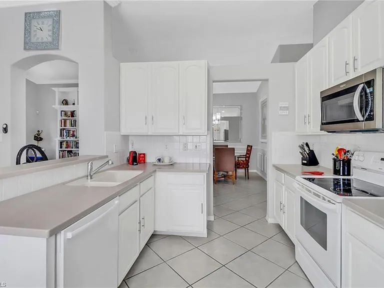 7477 Lourdes Ct — Photo 10