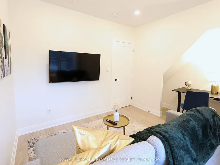 36 Tennis Cres #UPPER — Photo 4
