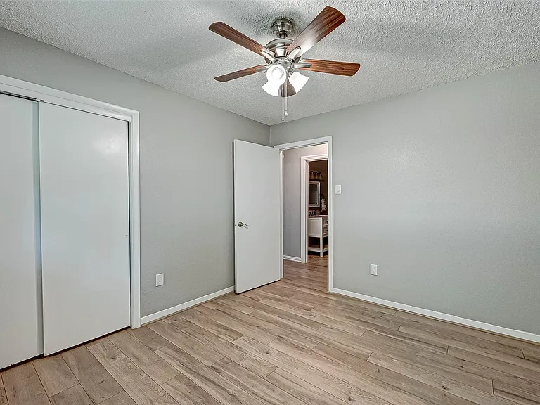 5806 Chrystell Ln — Photo 17