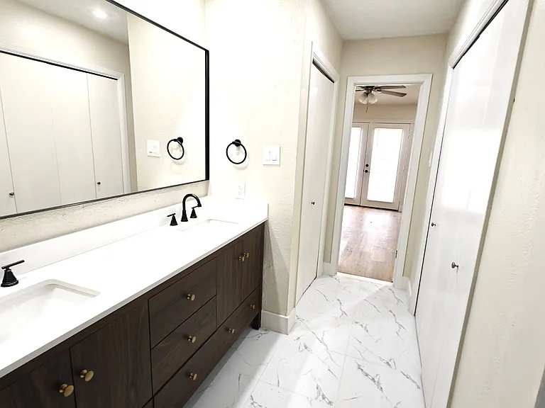 Dual Sink Vanity in Master Bathroom