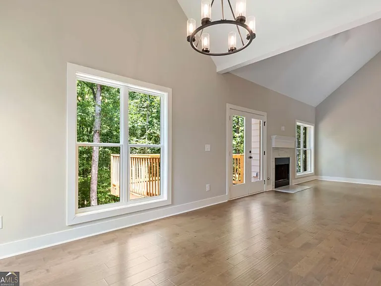 380 Ansley Dr — Photo 4