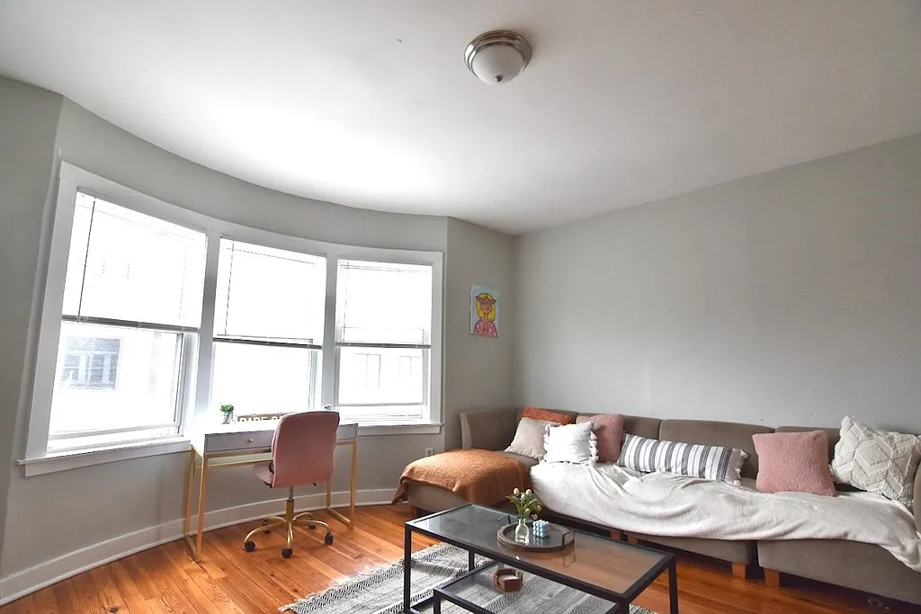 3 bed, 1.0 bath, 1050 sqft, $3,300 — Photo 4