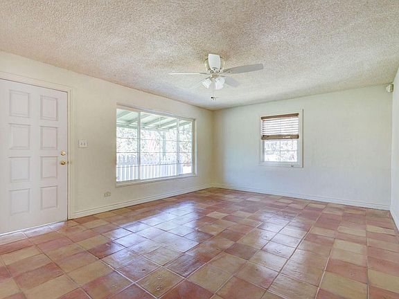 5th image of 635 E Marilyn Ave