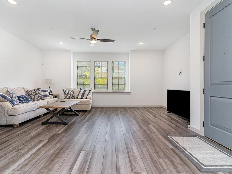 681 Claire Ln — Photo 7
