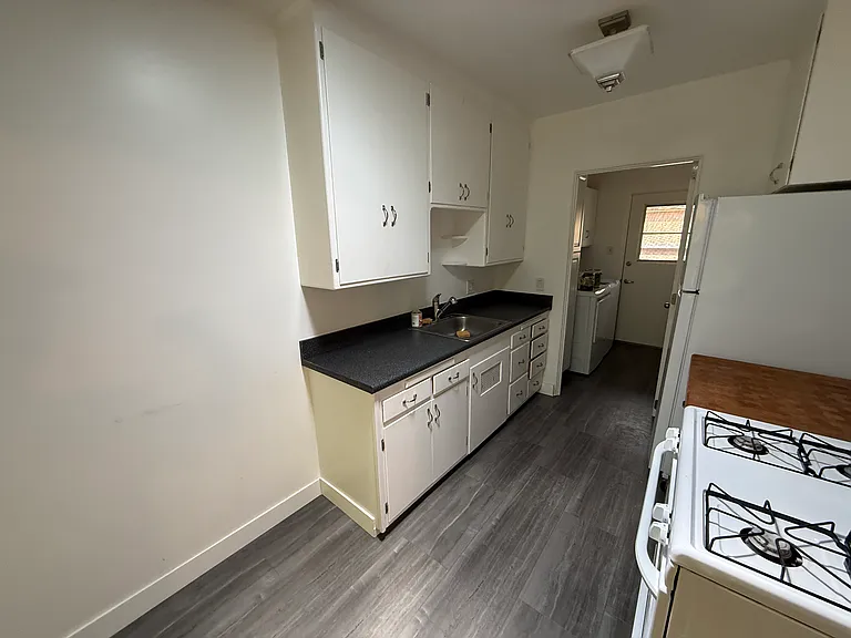 1453 Centinela Ave — Photo 7