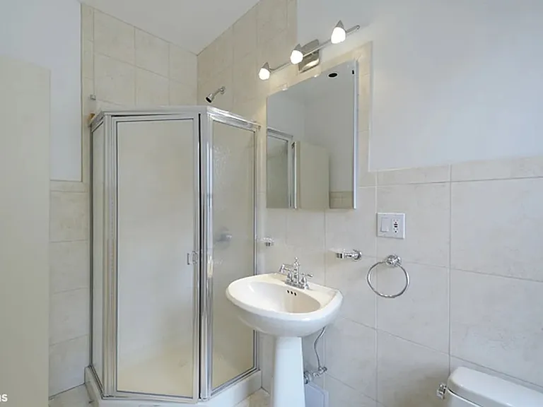 805 6th Ave #3 — Photo 3