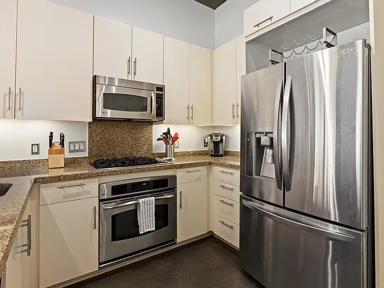 527 10th Ave #211 — Photo 3
