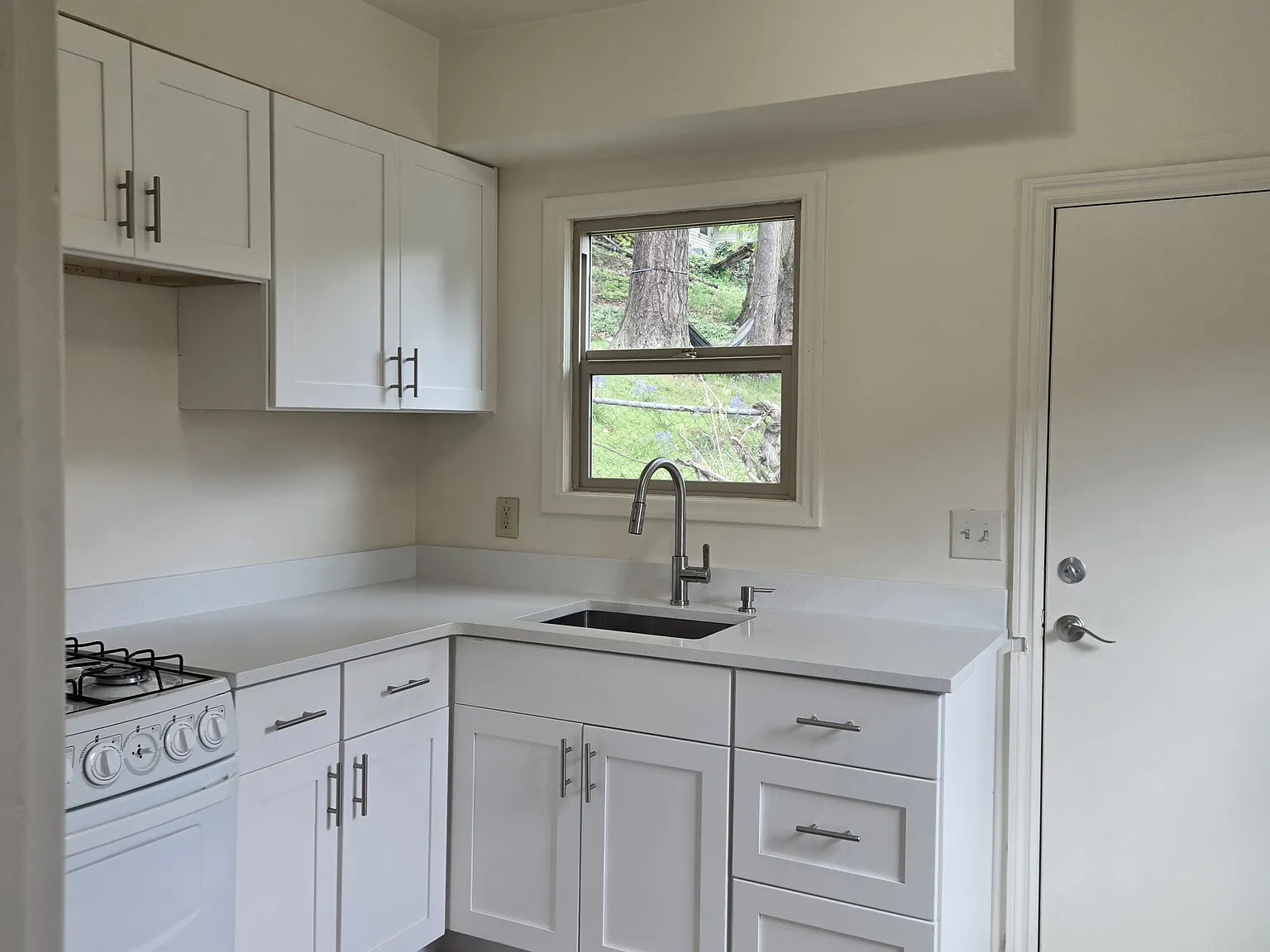 Studio, 425 sqft, $1,025 — Photo 3