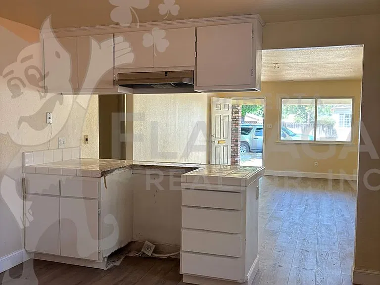 820 W 23rd St — Photo 4