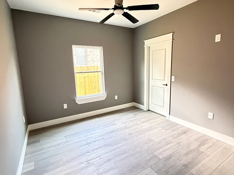 385 W Smith St — Photo 8