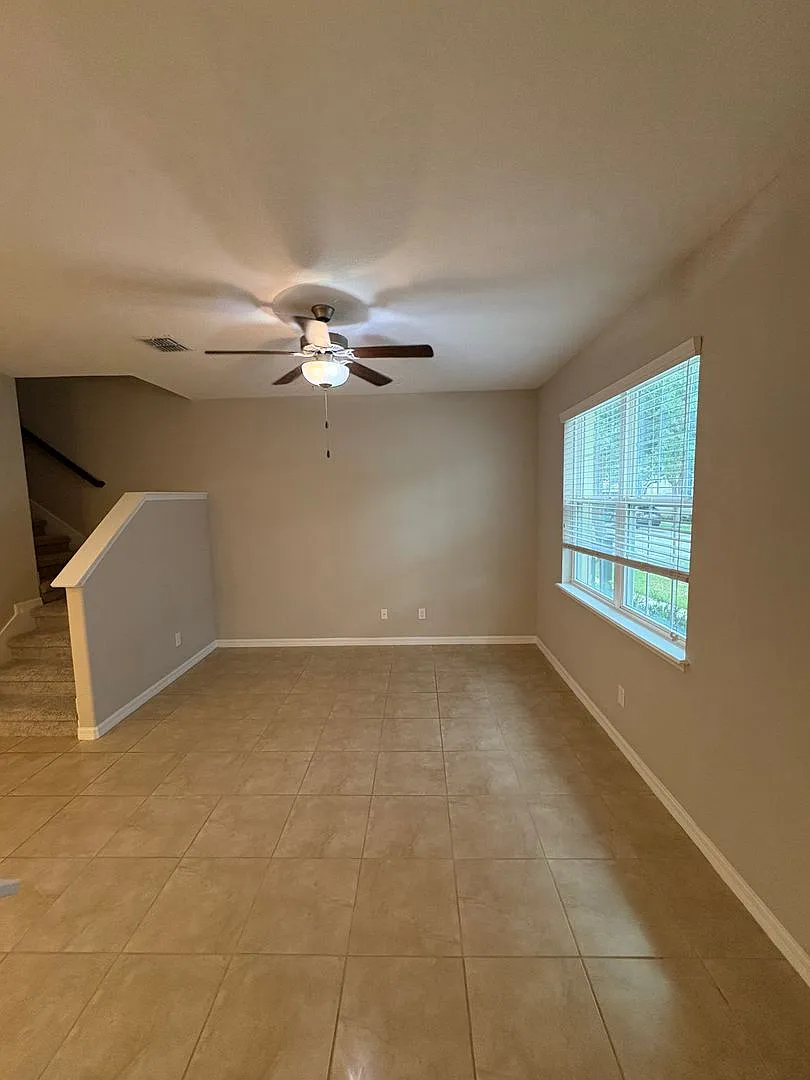 Gorgeous 3 bed/ 2.5ba Townhouse Won't last! Must See! — Photo 2