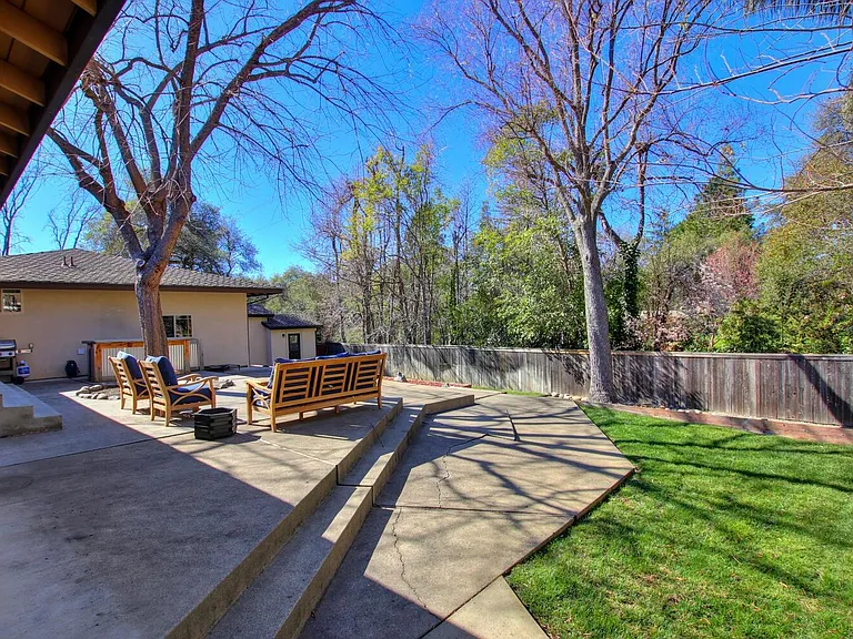 8402 Acorn Dr — Photo 24