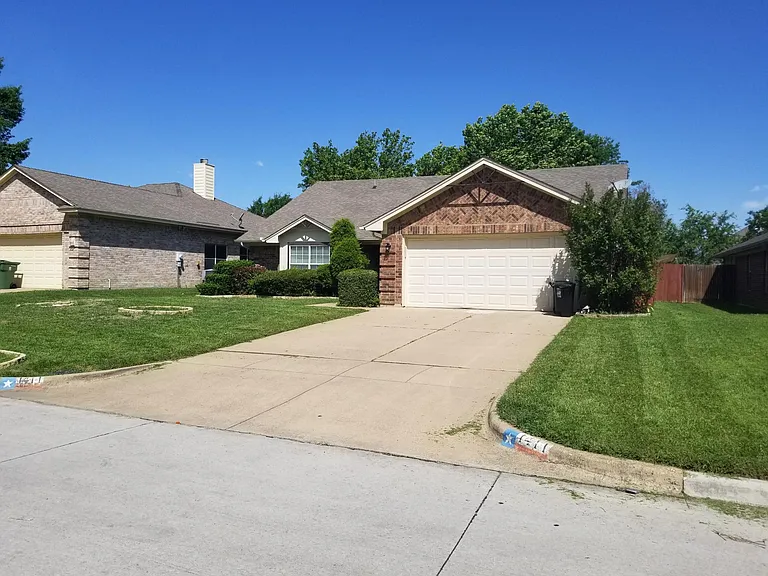1411 Lincoln Dr — Photo 2