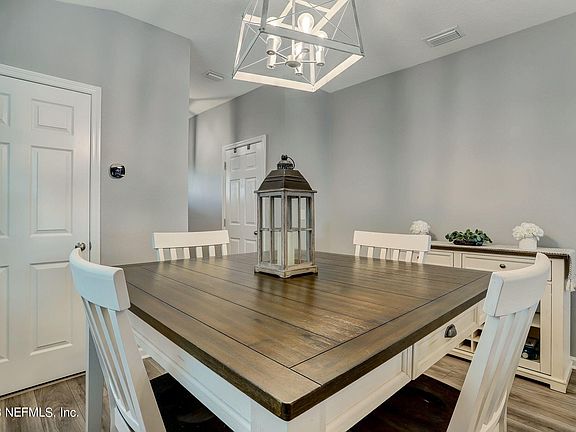 4th image of 33 ROYCROFT Place