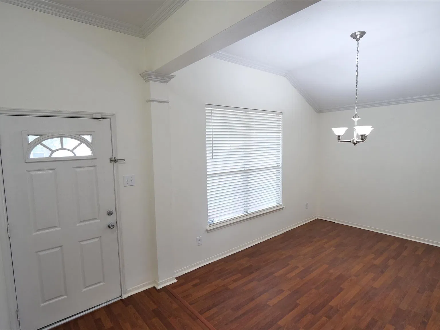 3 bed, 2.0 bath, 1975 sqft, $1,800 — Photo 3