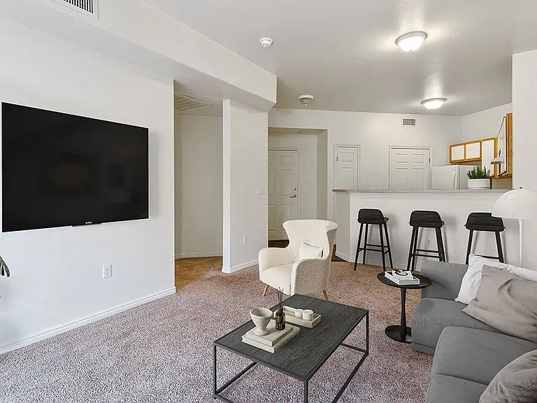 Altitude on Fifth — Photo 24