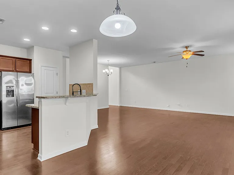 212 Longford Dr — Photo 16