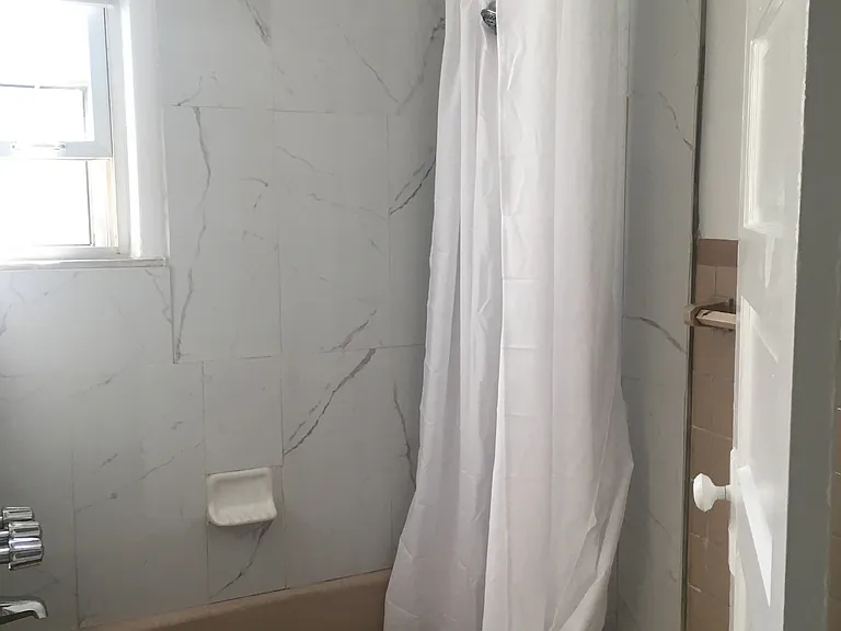 326 Fern Ave #2R — Photo 2