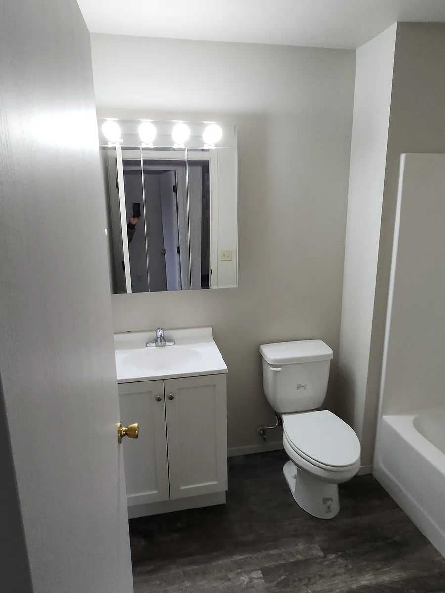 Building Photo - 321 S Poplar Ave #1
