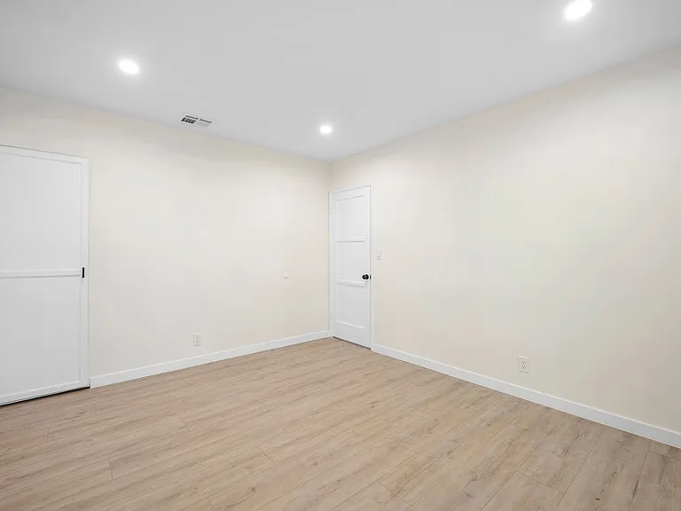 6607 Riverton Ave — Photo 18