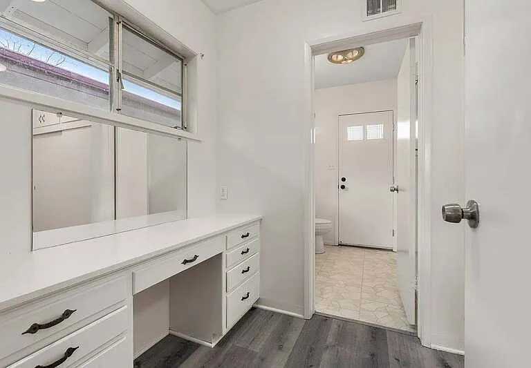 590 N Cambridge St — Photo 3