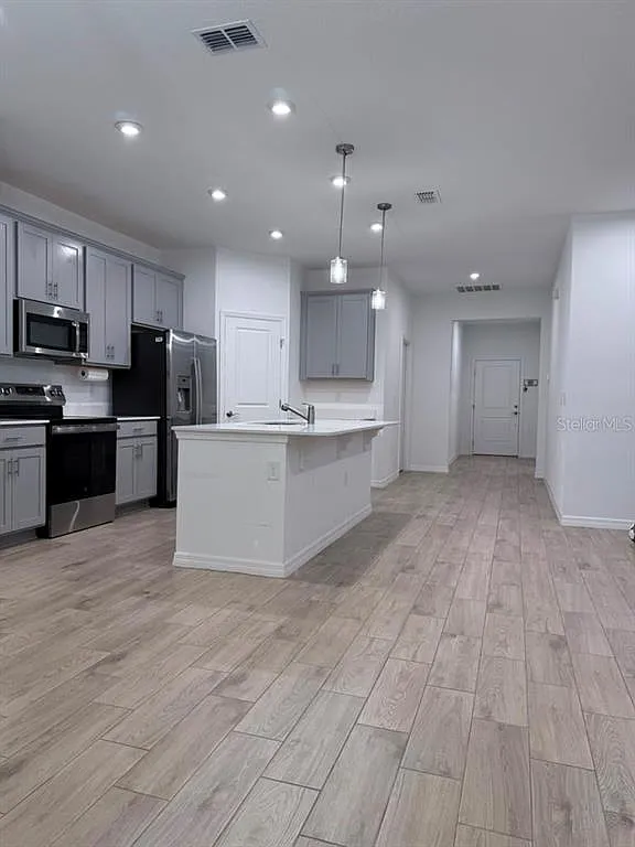 3 bed, 2.0 bath, 1589 sqft, $2,150 — Photo 2
