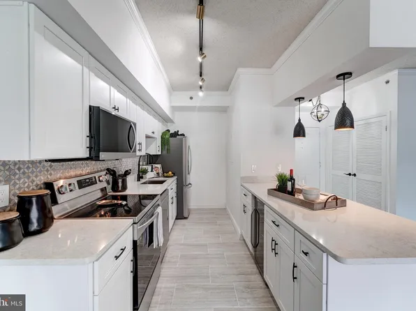 1211 S Eads St APT 206, Arlington, VA 22202