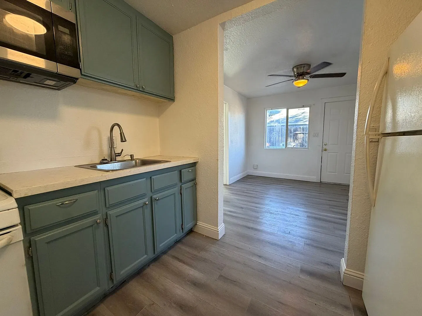Available For Immediate Move in! Cute and Cozy One Bedroom! Apply Today! — Photo 4