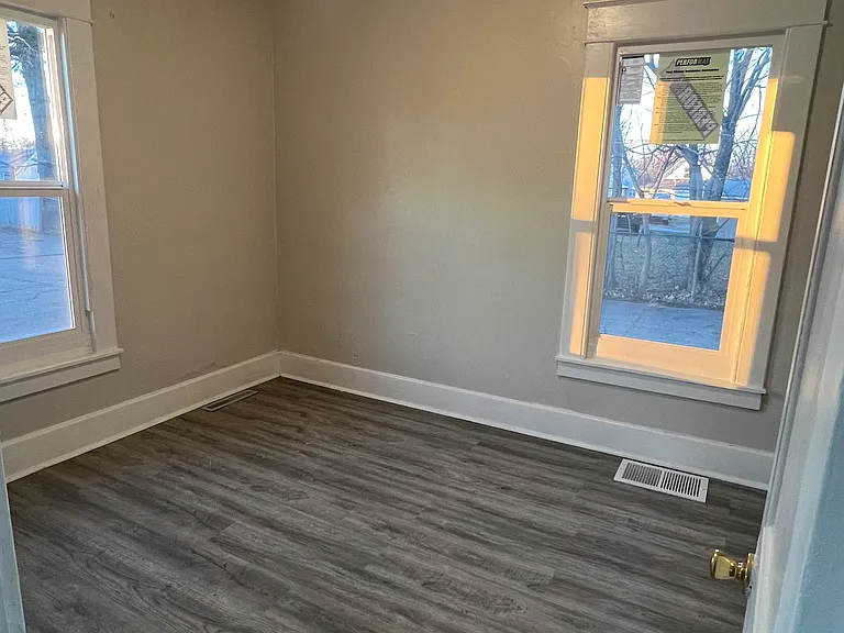 608 W Monroe St — Photo 12