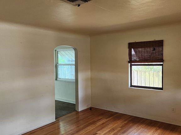3rd image of 840 49th Ave N
