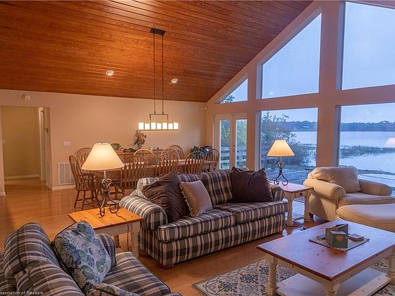 5th image of 933 Lake Dr E
