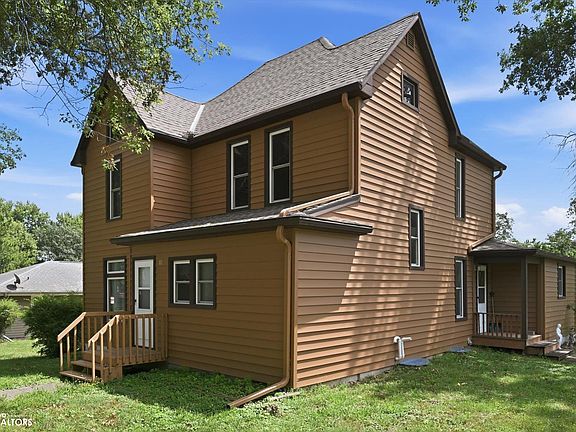 2nd image of 811 Victoria St