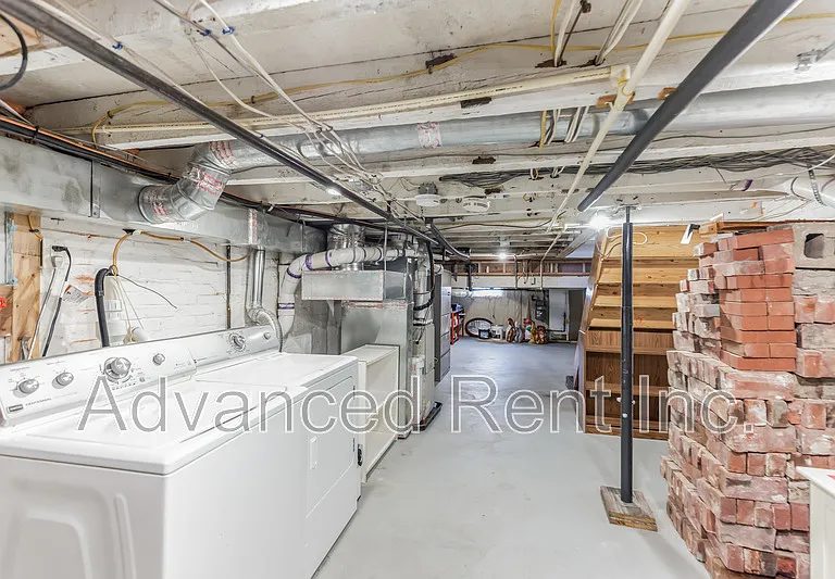 2802 E Fairmount Ave — Photo 27