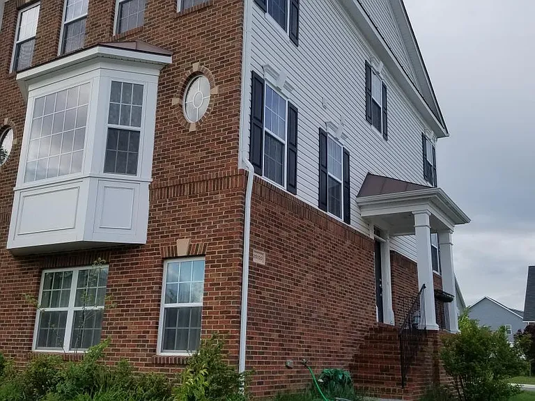 25100 Croxley Green Sq — Photo 1