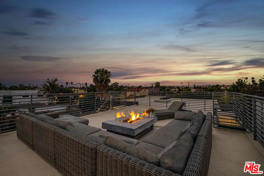 4 bed, 4.5 bath, 4000 sqft, $23,995 — Photo 2