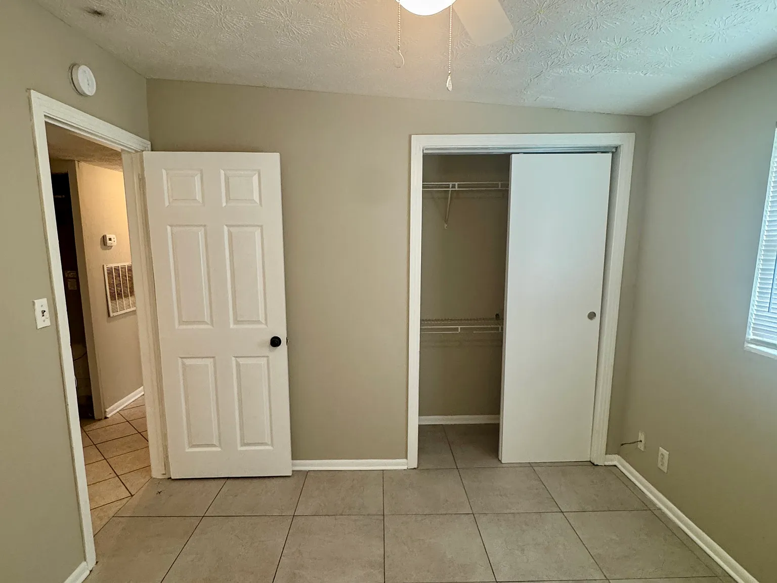 3 bed, 864 sqft, $1,200 — Photo 3