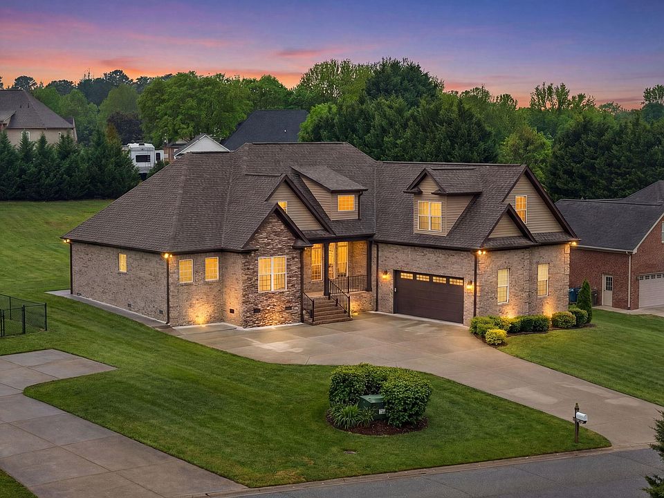 1st image of 815 Shadow Creek Dr