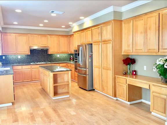 5th image of 2109 Gossamer Ave